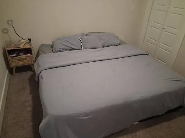 King size bed (matress + bed frame)