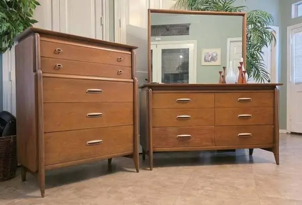 ►Mid Century Modern Dresser, Mirror and Chest of Drawers from 1958