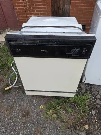 Hotpoint dishwasher has been tested works great in very good condition its guar