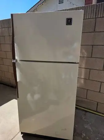 GE (General Electric) No-Frost Top-Freezer Refrigerator