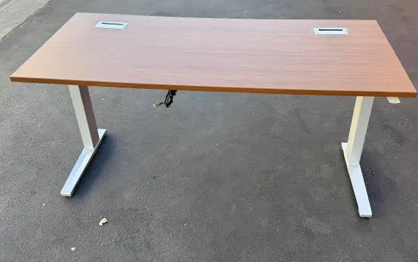 ELECTRIC SIT STAND DESKS…….                        ELECTRIC DESKS…….
