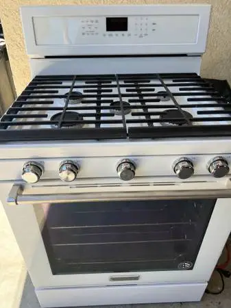 WHITE KITCHENAID 5 BURNER GAS STOVE IN GOOD CONDITION