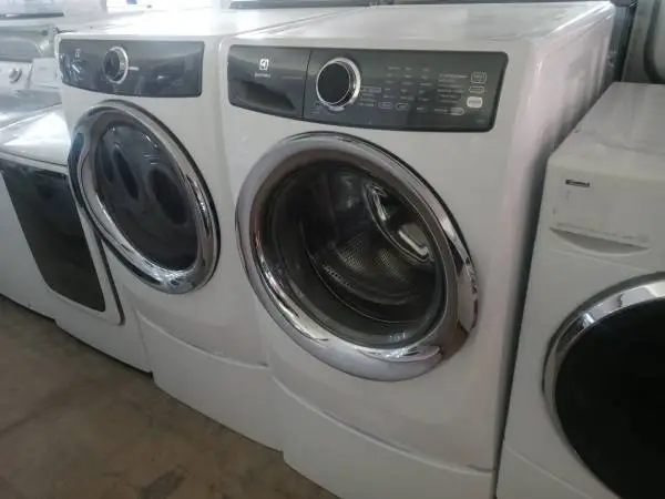 ★Electrolux front load washer and dryer set on pedestals