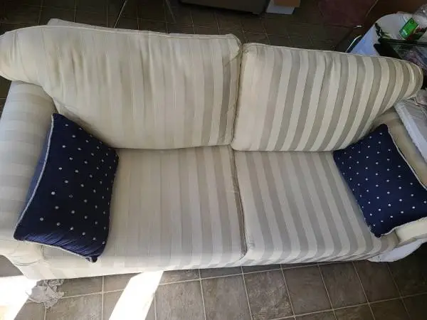 Loveseat with polyurethane foam seat cushions (+7 decorative throw pi