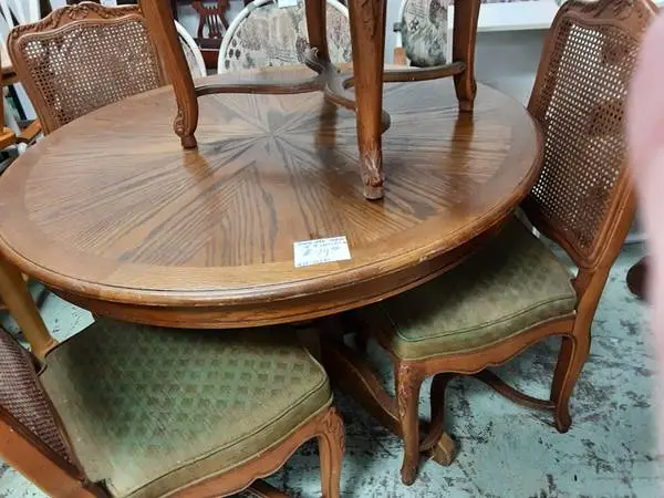 Round Oak Table with 4-Chairs 10541