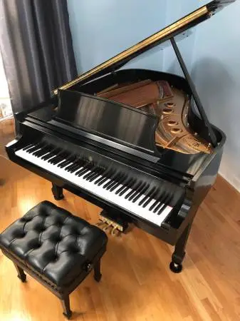 STEINWAY Grand Piano & Leather Bench, Ebony Black & Gold, 2006 Model L