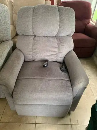 Lift Chair in Great Condition-GOLDEN