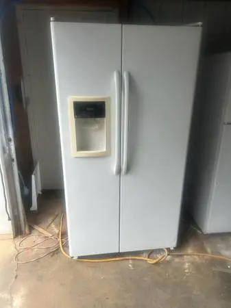 GE side-by-side no icemaker no water. The fridge works great.250