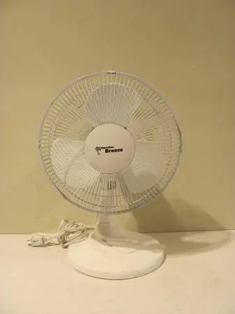 Hawaiian Breeze 12 table top fan, white, three speed