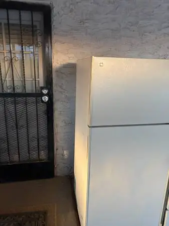 A ge refrigerator apartment size working very good