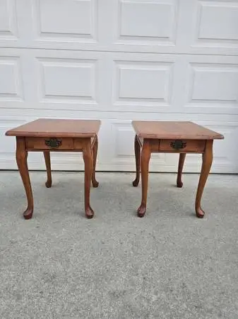 Pair of Vintage Queen Anne Wooden End Tables / Nightstands / Accent Tables
