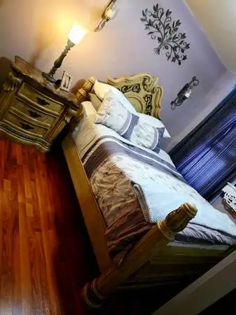 GORGEOUS SOLID WOOD QUEEN BEDROOM SET WITH TWO EXACT NIGHTSTANDS WITH DRAWERS