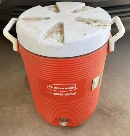 Rubbermaid 5 gal cooler