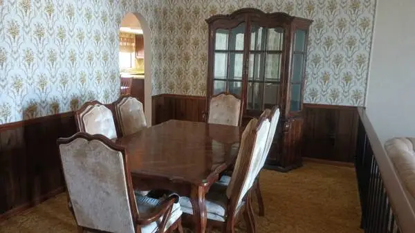MAKE AN OFFER!! BEAUTIFUL FORMAL DINING ROOM SET