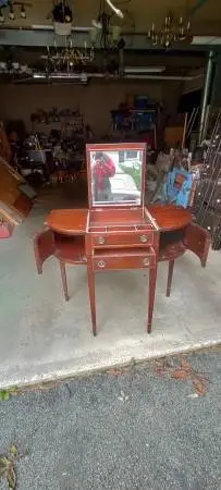 Vintage mahogany bedroom vanity