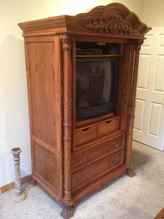 Armoire Bentwood