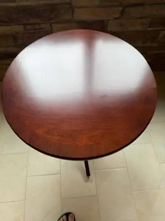 SMALL ROUND TABLE