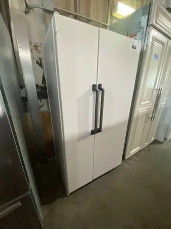 White Roper Refrigerator Side by Side Model #RS20EKXDW00 Used