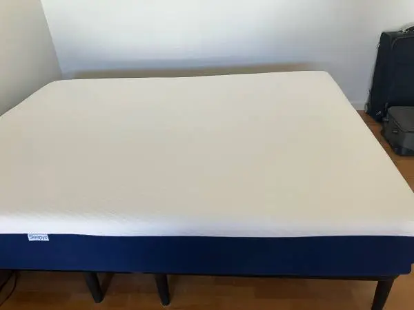 Queen size Mattress and bedframe, Moving, Must sell this week(8/7)
