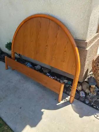 Modern rounded queen head board footboard like new 200 firm see pictur