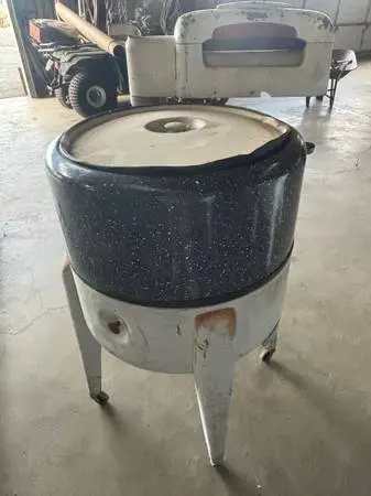 Maytag Wringer washers- 2 working machines + a pallet of spare parts