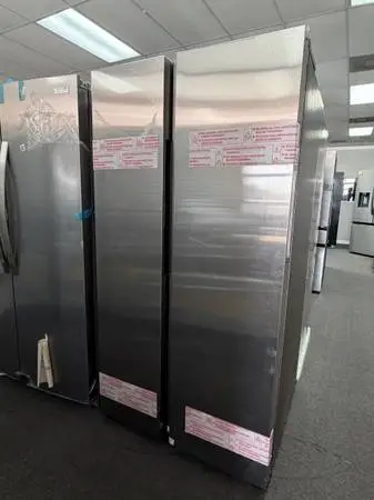 Refrigerator side by side
