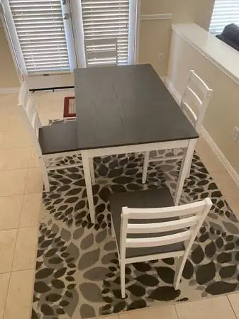 Dinner Table almost like new