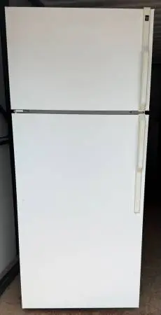 Clean & Tested Hotpoint 18.2 Cu Ft Top-Freezer Refrigerator White — $1