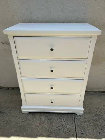 QUALITY LIKE NEW THICK WOODEN BIG DRAWER TALLBOY DRESSER CAN DELIVER LOCAL IF NE