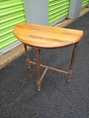 Demilune table