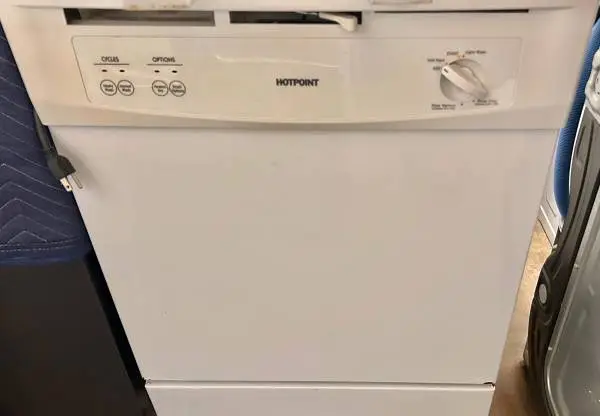 White Hot Point Dishwasher 24 Width