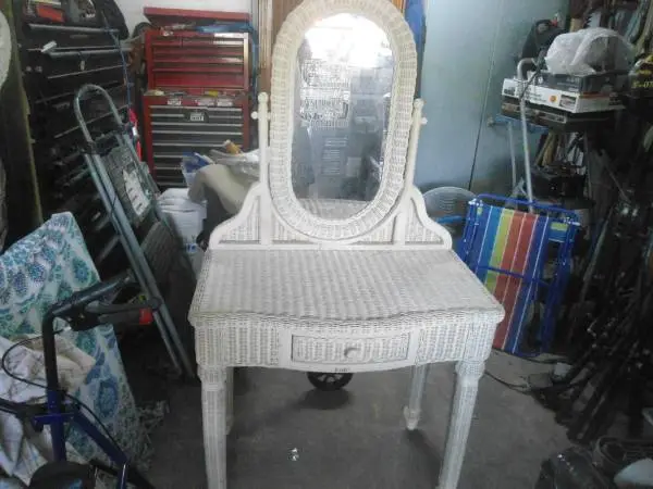 WHITE WICKER VANITY W/DRAW AND ADJ REMOVABLE MIRROR