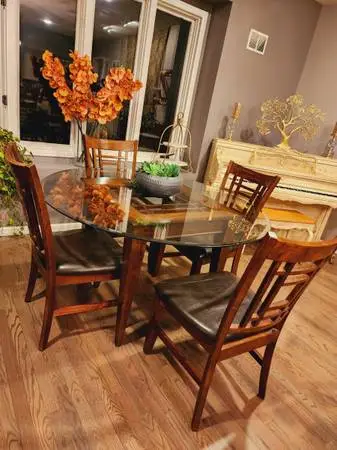 QUALITY SOLID WOOD DINING SET WITH 4 DINING CHAIRS