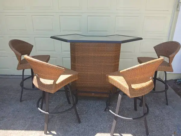PATIO OUTDOOR BAR with 4 SWIVEL BAR STOOLS