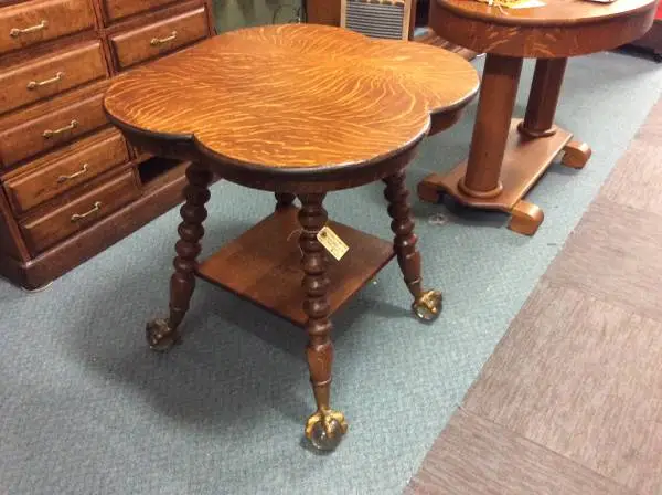 ANTIQUE OAK LAMP TABLE W/4 LEAF CLOVER TOP