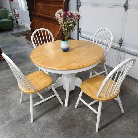 Beautiful Table And 4 Chairs.