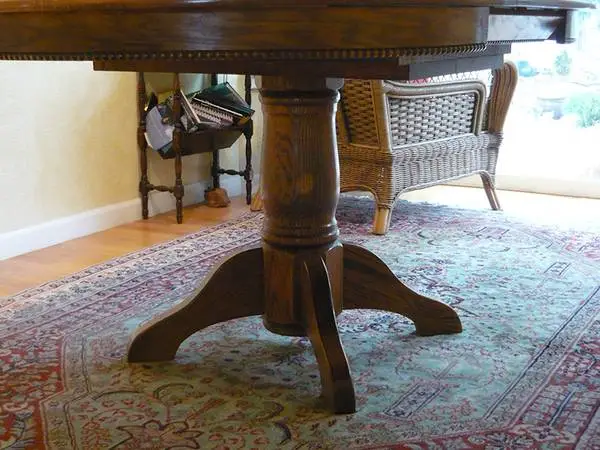 Pedestal Table. Vintage, 44”. Insert built-in