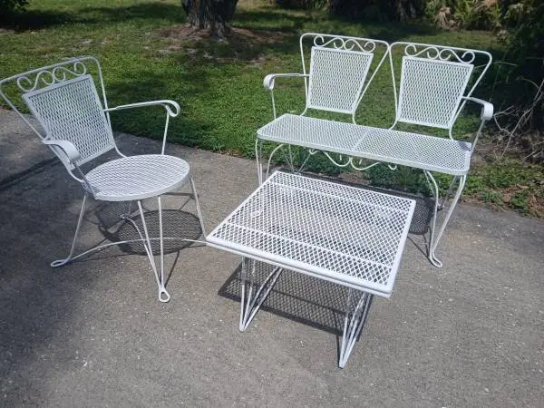 MCM PRETTY WHITE VINTAGE IRON PATIO SET / OUTDOOR SET