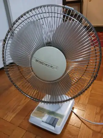 Windmere 12 Oscillating Table Fan – Deep Cleaned – Strong Airflow