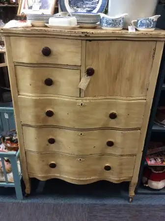 VINTAGE CHEST OF DRAWERS ON ROLLERS W/5 DRAWERS & 1 DOOR