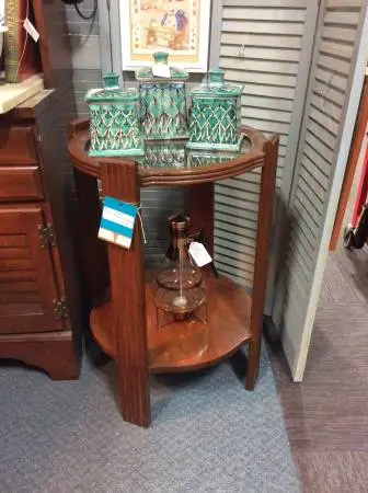 CHIC ROUND TABLE W/GLASS TOP