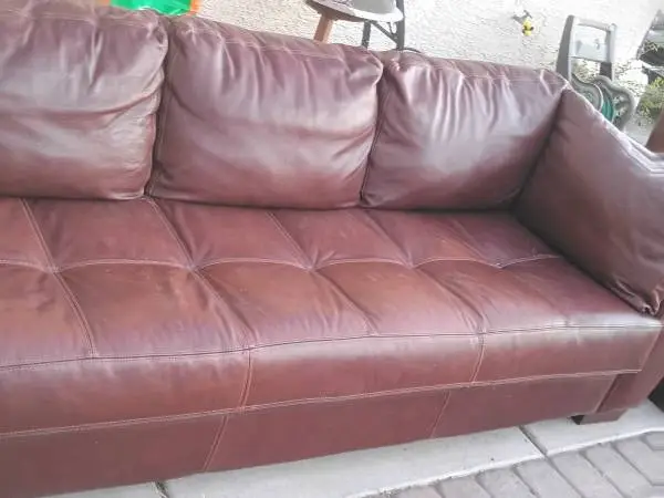 LEATHER SOFAS GREAT CONDITION/ SLIGHTLY USED,SOME CAT SCATCHES SLIGHTL