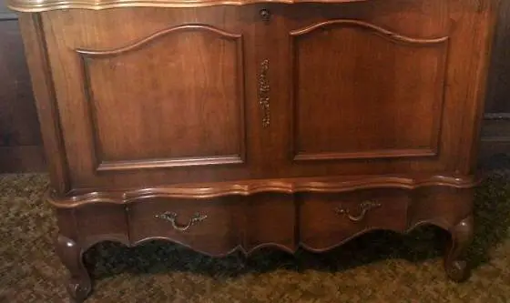 LIKE NEW! - VINTAGE CAVALIER CEDAR CHEST! - MUST BE SEEN!