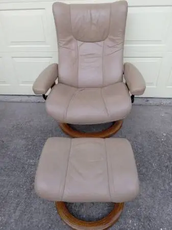 EKORNES STRESSLESS RECLINER CHAIR AND OTTOMAN