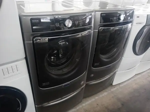 ★Maytag gray front load washer and gas dryer set on pedestals