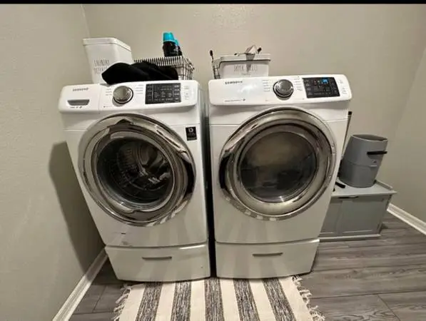 Washer and dryer +2 pedestals
