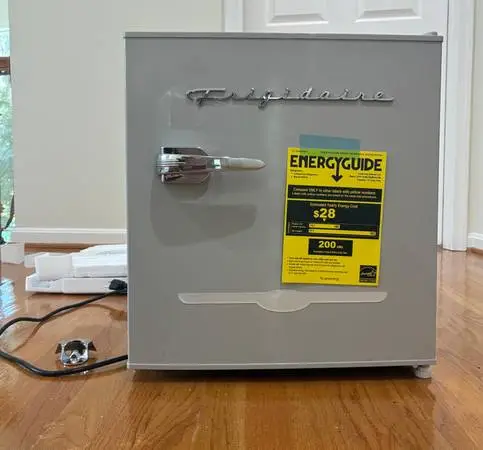 Mini Fridge Refrigerator | 1.6 cu ft | Like New | Frigidaire