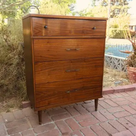 Beautiful walnut top! c1960 MCM walnut Harmony House 4dr Dresser XX