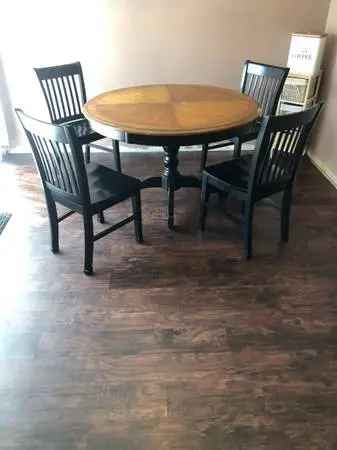 Round Dining Room Table and 4 Chairs