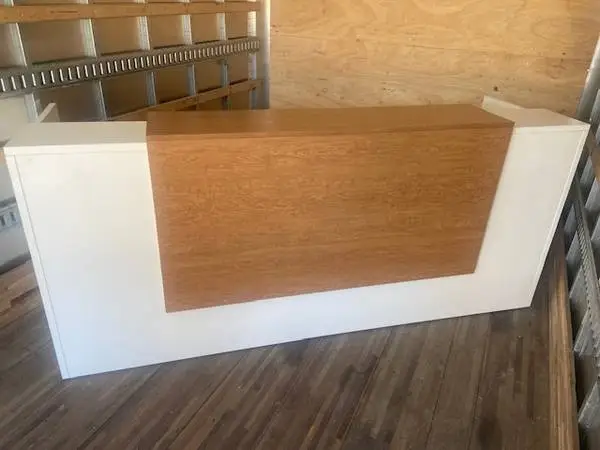 RECEPTION DESK 8 WHITE WITH HONEYMAPLE COUNTER